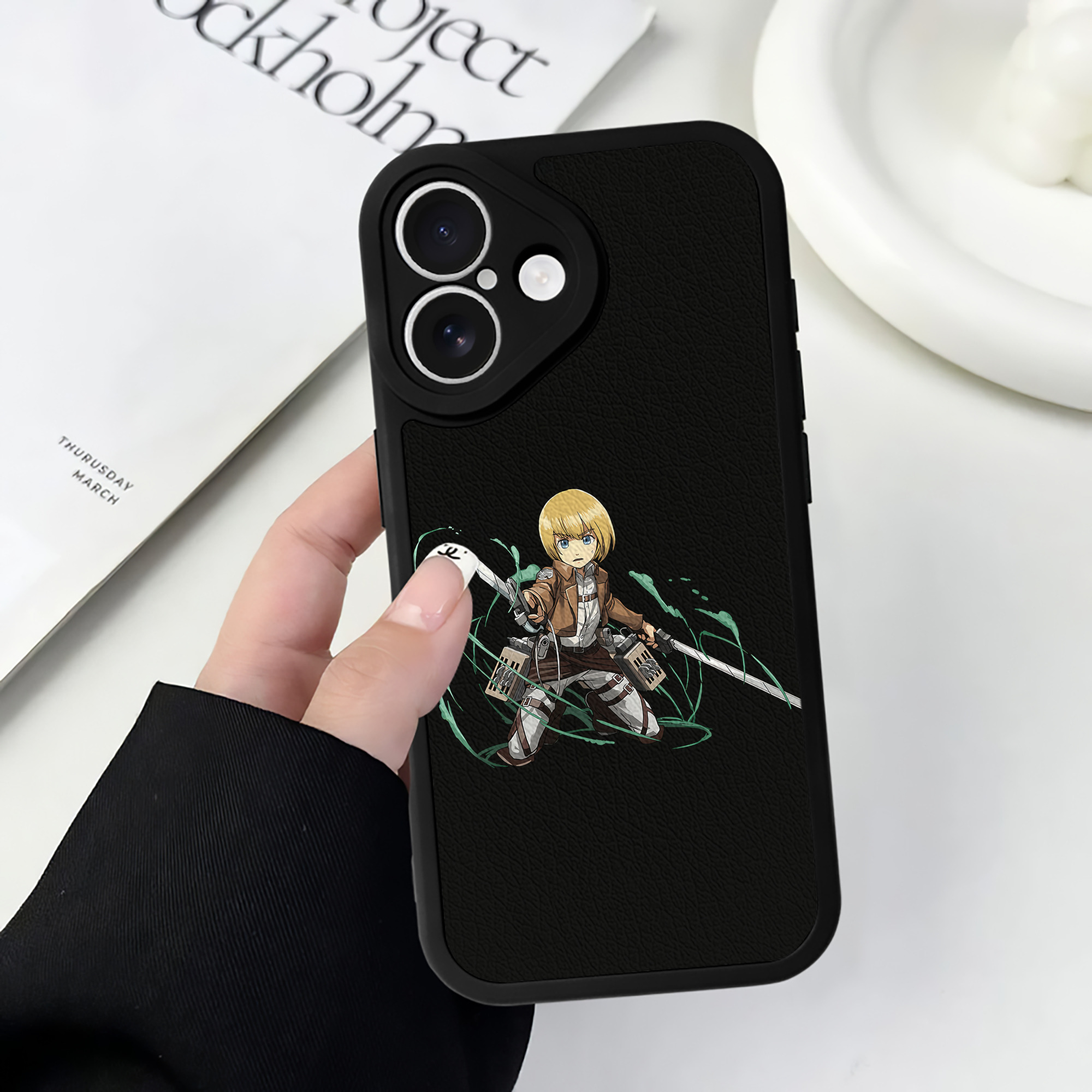 （画像用） 進撃の巨人 アルミン·アルレルト Attack on Titan Armin Arlert 【iPhone 16シリーズ対応】シリコンスマホケース（レザー調） 材質：シリコン